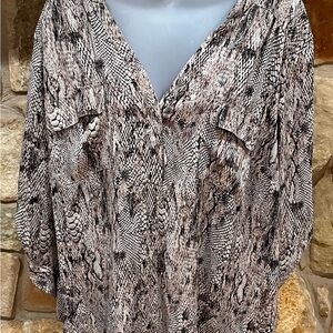 Torrid Womens Plus Size Popover Blouse 3X Roll Tab Sleeves Unique Print V-Neck